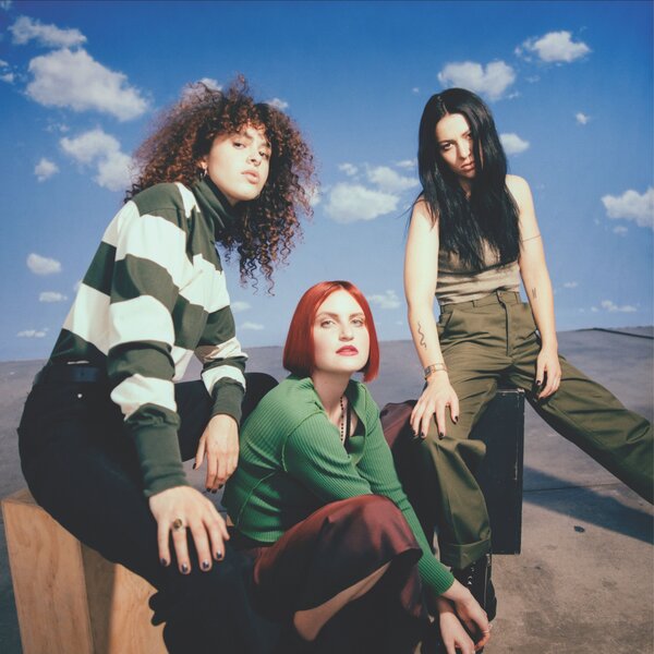 Saves The World on Muna bändin vinyyli LP-levy.