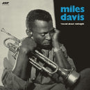 Round About Midnight on Miles Davis artistin vinyyli LP-levy.