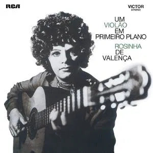 Um Violao Em Primeiro Plano on Rosinha De Valenca artistin vinyyli LP-levy.